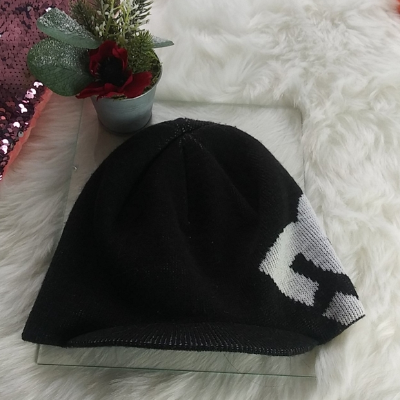 DC Accessories - DC Woman Black/White Beanie SZ One Size